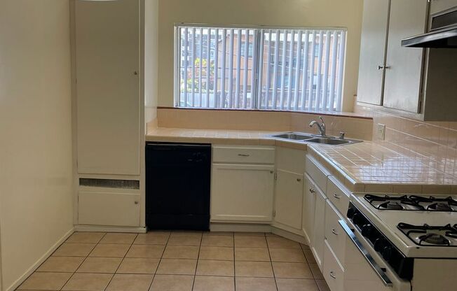 2 beds, 1 bath, 888 sqft, $2,250, Unit 223