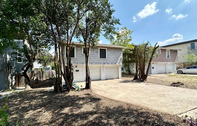 Garage Apartment Walking Distance to SOCO!