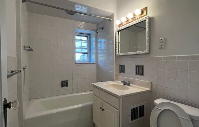 2 beds, 1 bath, 975 sqft, $2,055, Unit Royal York 802