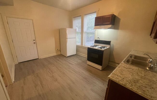 2 beds, 1 bath, $1,600, Unit 1650 # 1R