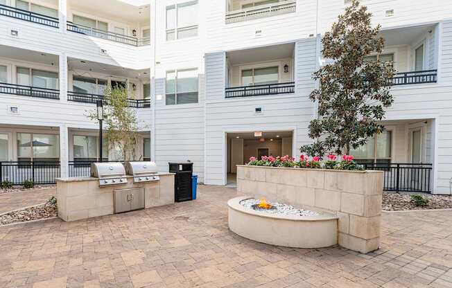 Courtyard with BBQ station and fire pit - Everlee