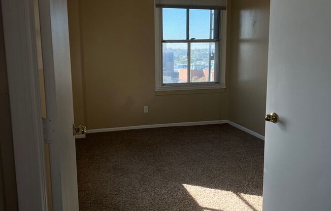 2 beds, 1 bath, 740 sqft, $1,195, Unit 1205