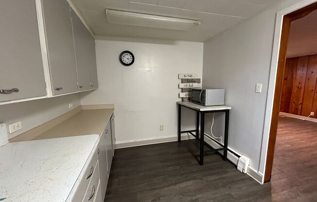 1 bed, 1 bath, $895, Unit A