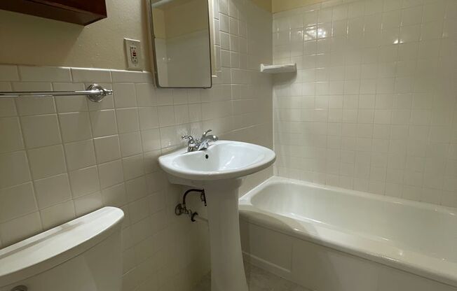 2 beds, 1 bath, 908 sqft, $1,595, Unit 208