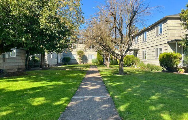 (UNM)  2 bed/1 bath Apartment
