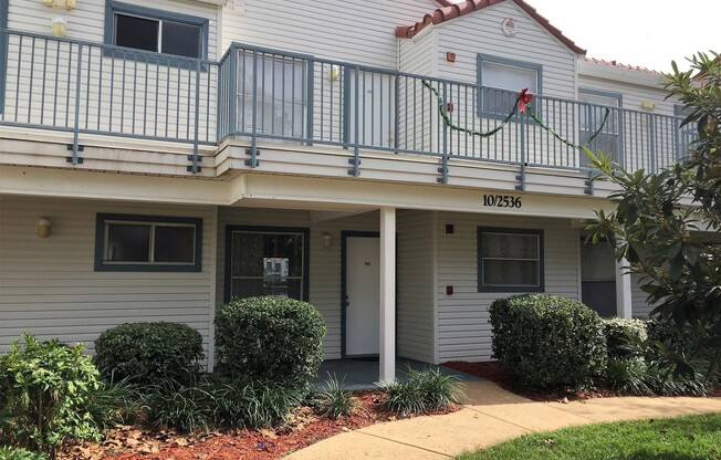 Available NOW! Adorable 2/2 located off of Curry Ford Rd @ Dockside at Ventura Condos w/ awesome pond view!