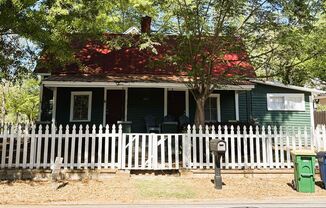 Cute Downtown 2 Bedroom Cottage!
