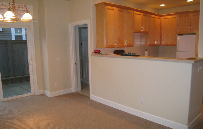 $500 off second month's rent if move-in by 11/27/2024.  Immaculately maintained LO townhome in the Palisades neighborhood