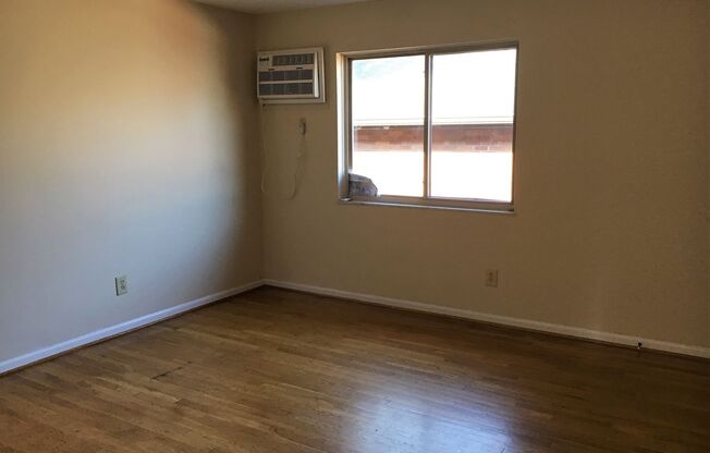 2 beds, 1 bath, 700 sqft, $995, Unit 190 Duncan-11