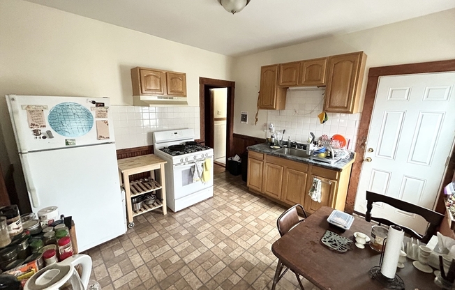 3 beds, 1 bath, $2,500, Unit 3