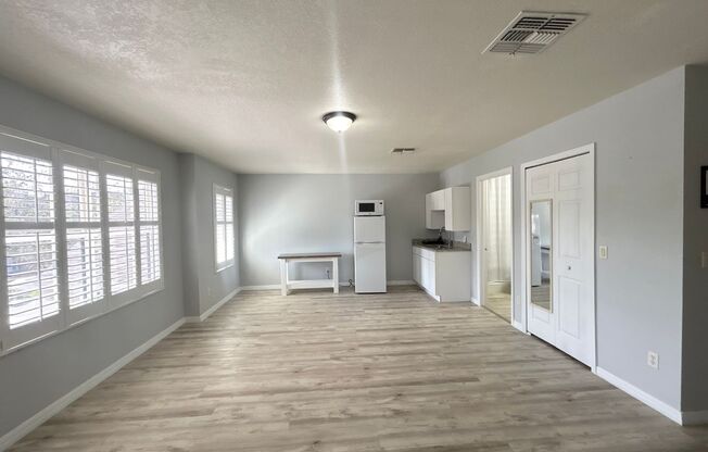 Spacious Studio/Garage Apartment in the Desirable Avalon Park Community - Orlando!