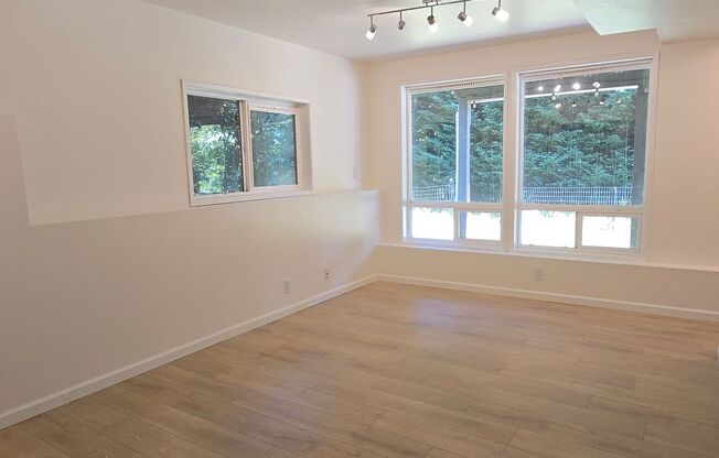 Cozy 1-Bedroom Rental Near Alderwood Mall & Light Rail