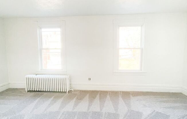 3 beds, 1 bath, $1,600, Unit Apt 2