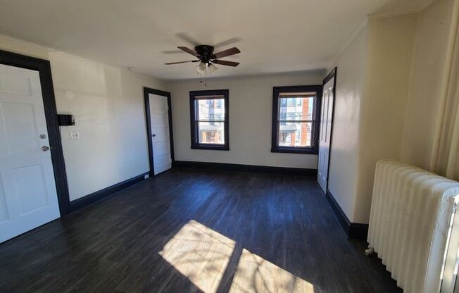 1 bed, 1 bath, 700 sqft, $1,350, Unit B