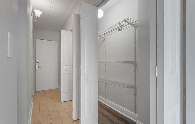Studio, 1 bath, 359 sqft, $1,340, Unit 2E