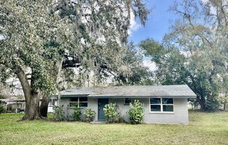 Beautiful 2BR/1BA Zephyrhills Home, HUGE YARD!! NO APP FEE! Water & Sewer Included