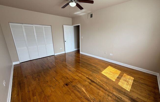 3 beds, 1 bath, $1,300, Unit 4834 #302