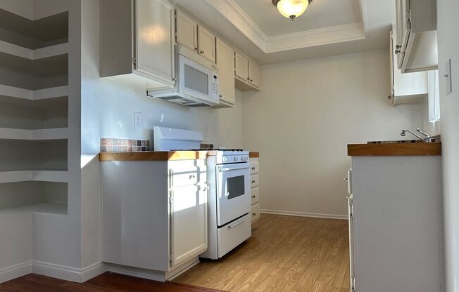 1 bed, 1 bath, $2,195, Unit 205