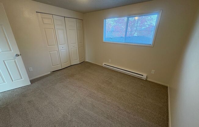 3 beds, 1 bath, $1,695, Unit 346-06