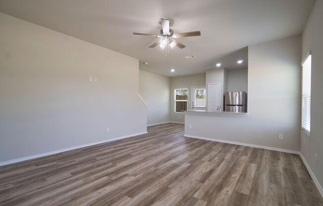 Hunters Ranch Beauty! 3 Bedroom 2 1/2 Bath Townhome