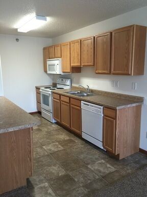 3 beds, 2 baths, 1,232 sqft, $1,425, Unit 420