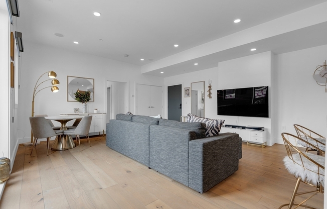 3 beds, 2 baths, 1,391 sqft, $5,500, Unit PH702