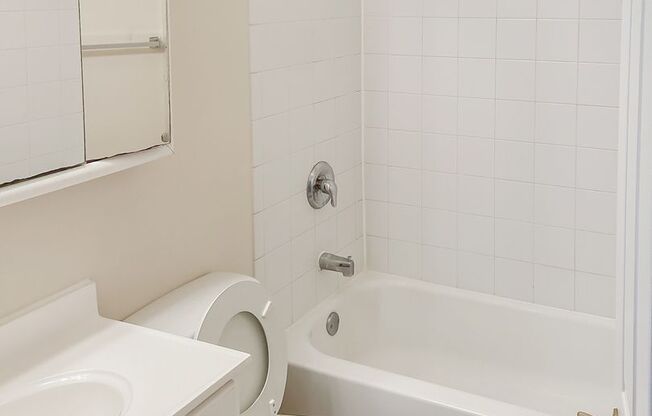 2 beds, 1 bath, 785 sqft, $2,795, Unit 2525-D2