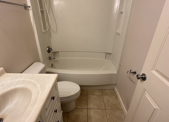 1 bed, 1 bath, 655 sqft, $3,200, Unit 215
