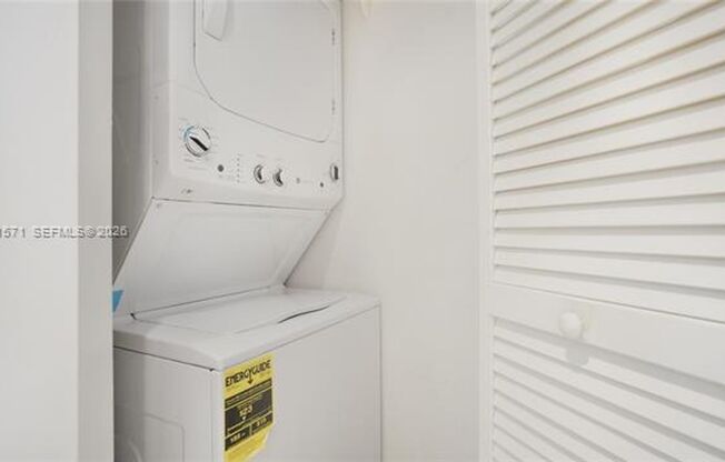 2 beds, 2 baths, $4,400, Unit # 3220 N