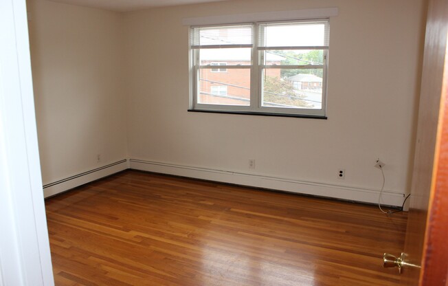 2 beds, 1 bath, 710 sqft, $2,400, Unit 2-4
