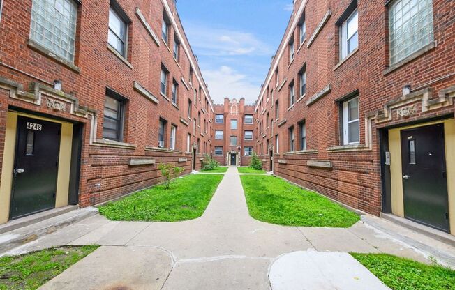 2 beds, 1 bath, 1,000 sqft, $1,695, Unit 4240 - 1W
