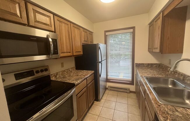 2 beds, 1 bath, 950 sqft, $1,700, Unit 7705CB
