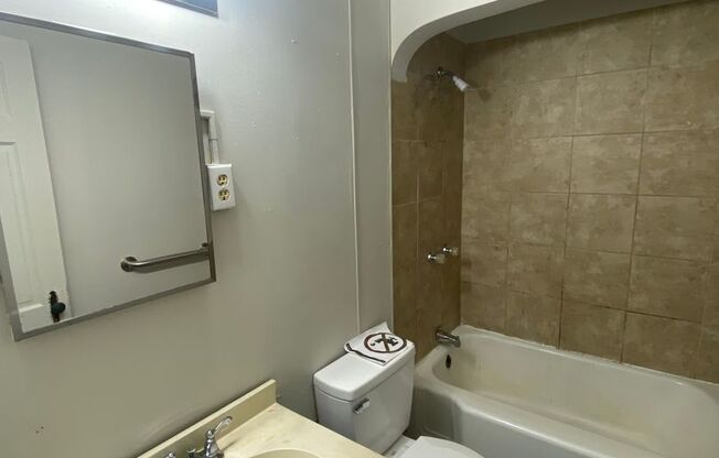 2 beds, 1 bath, $765, Unit APT. 1