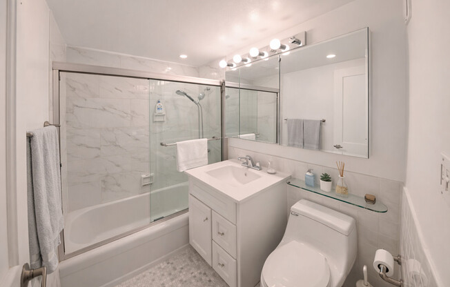 1 bed, 1 bath, $4,200, Unit 4J