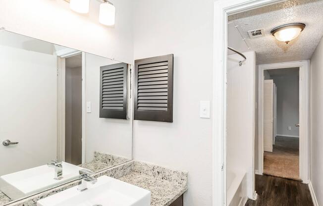2 beds, 1 bath, 940 sqft, $1,665