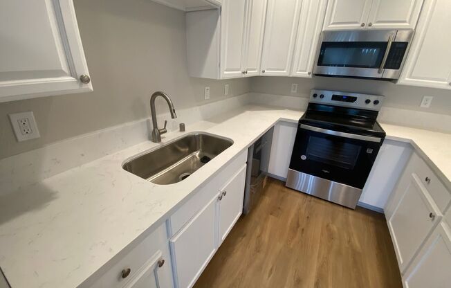 3 Bed, 2 Bath First Floor Condo in Central San Diego! Water/Trash Included!