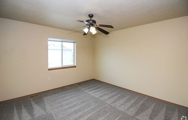 3 beds, 2.5 baths, 1,260 sqft, $1,640, Unit 6800-04