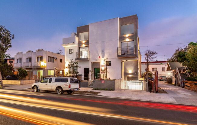 Come home to these New Modern Townhouse in Hollywood!