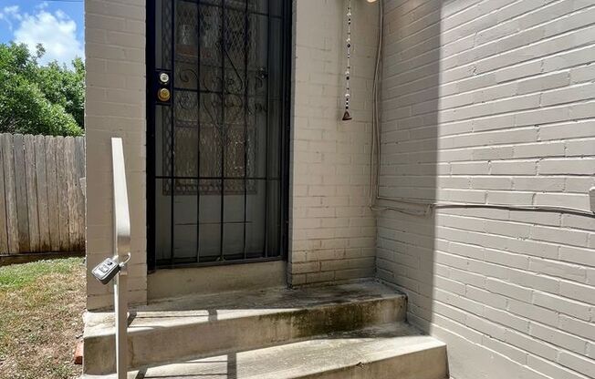 *LOCATION* Fabulous 1/1 with extra space ONE BLOCK off the St Mary's strip and close to the Pearl! Move in Ready!