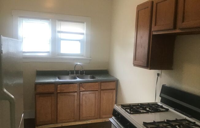 2 beds, 1 bath, $795, Unit #5