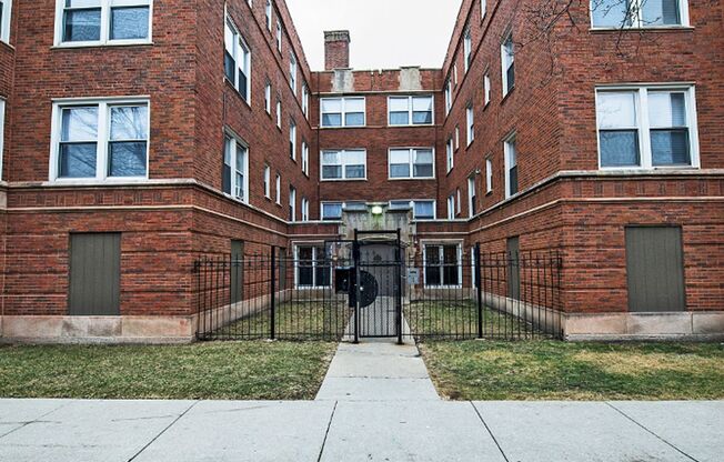 8152 S Evans