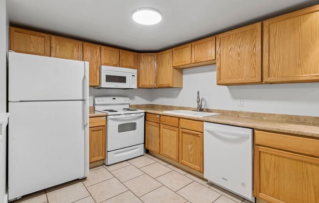 Cozy 2-Bed Lower Unit w/ Fenced Yard Minutes from Saltwater State Park