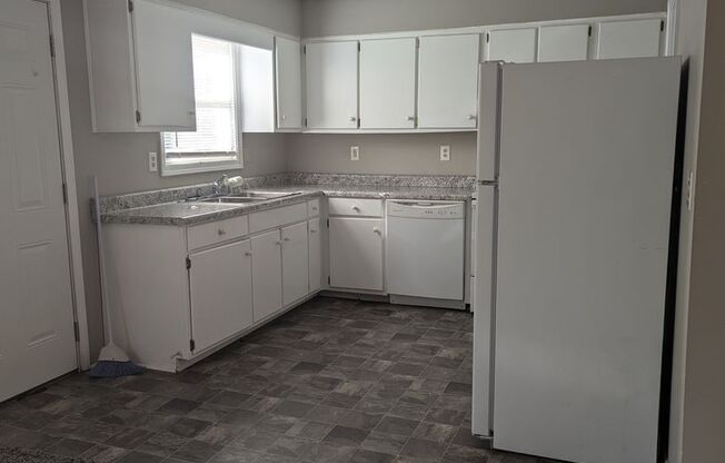 2 beds, 1.5 baths, $1,250, Unit 6