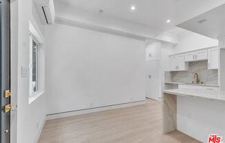 5561 1/2 EL CANON AVE