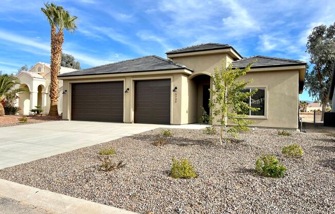 Beautiful 3 Bedroom Home on Desert Lakes Golf Course!