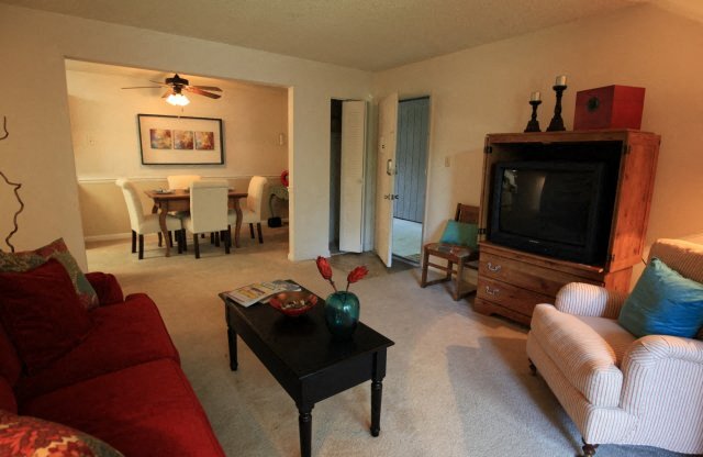 Three Oaks Apartments Living Room