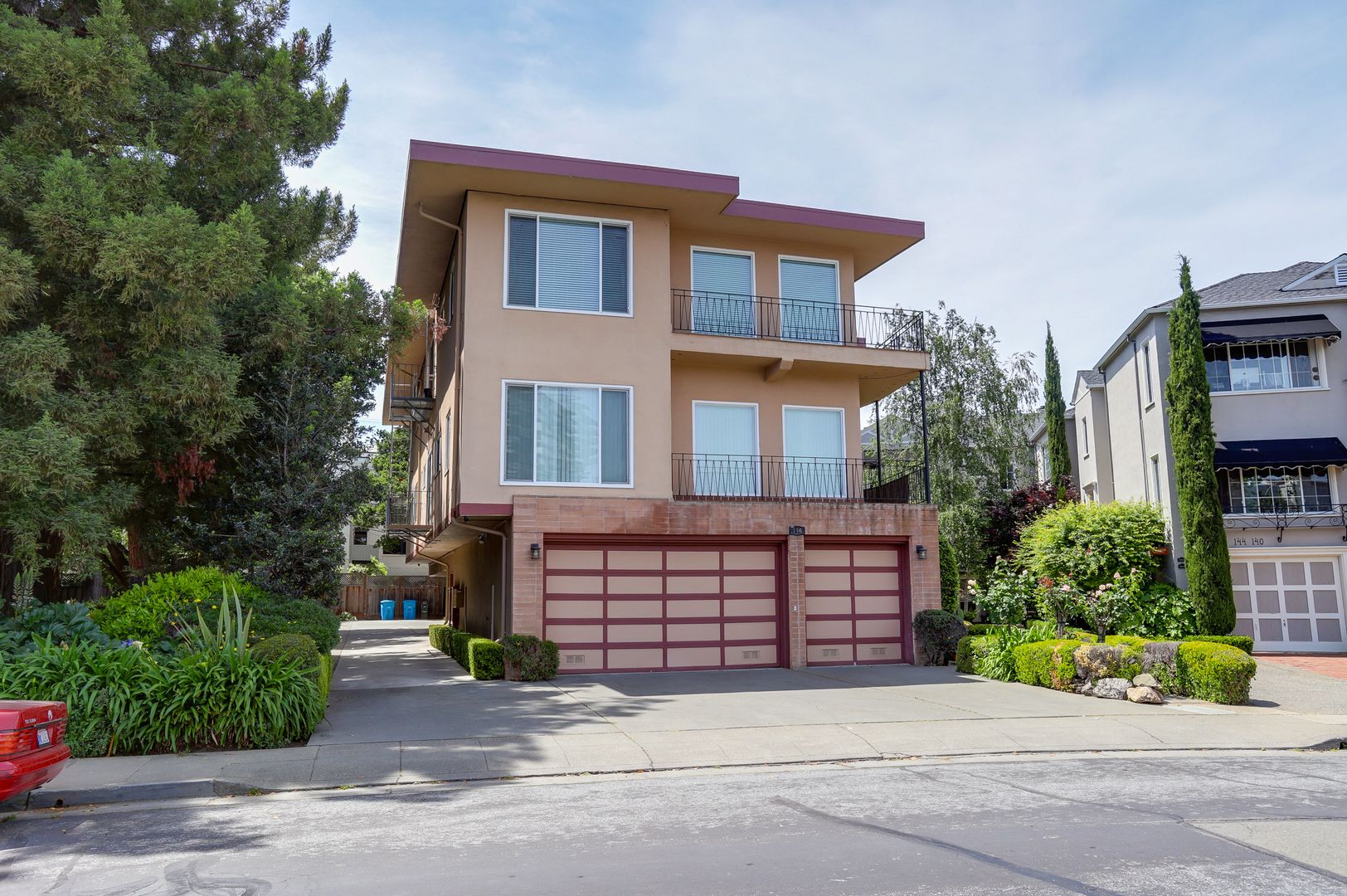 2BR/1BA Top Floor Corner Unit with Balcony & Parking | Pet Friendly | Near Downtown | YouTube Tour
