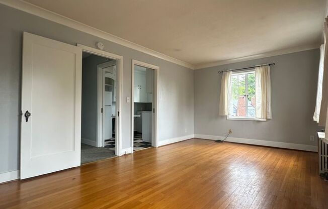 Vintage 1 bedroom unit - close 2 transportation.