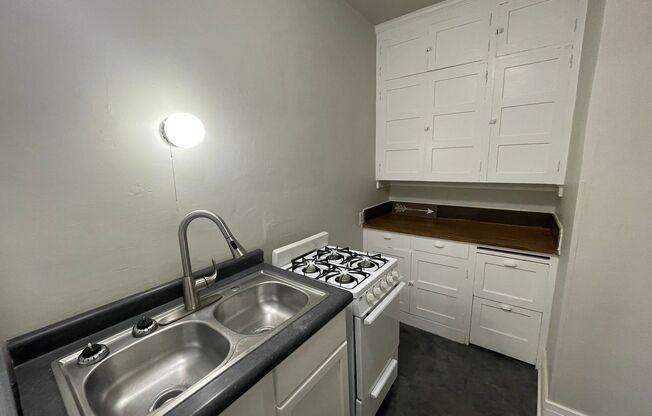 Studio, 1 bath, $700, Unit Unit 4