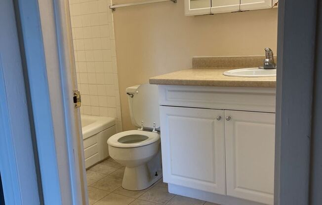 2 beds, 1 bath, 874 sqft, $1,445, Unit E-31